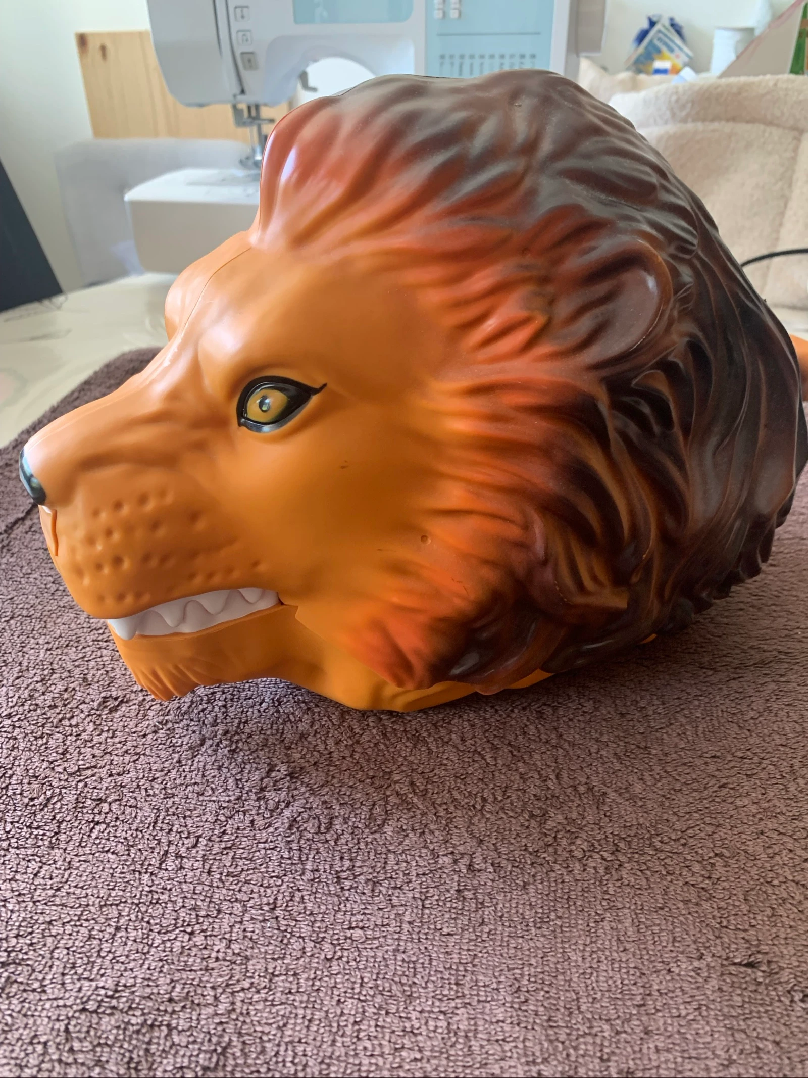 Grande tête de lion avec animaux de la savane – 27 pièces